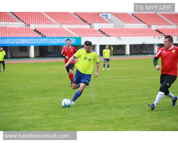 足球巨星赛场外清凉瞬间手握冰棍展现轻松幽默一面